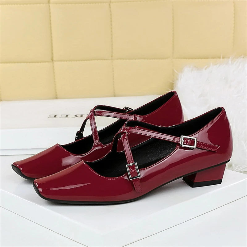 burgundy dress with yellow shoes What Color Shoes To Wear With A Burgundy Dress? 27 Stunning Looks